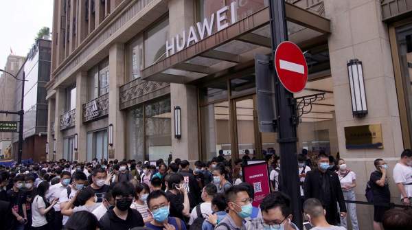 Huawei бросает вызов Apple с новым флагманским магазином в Шанхае, Китай