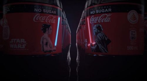 Для фанатов «Звездных войн»: Coca-Cola выпустила бутылки с крошечными OLED дисплеями в виде мечей