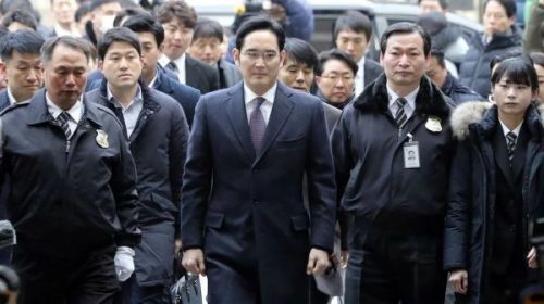 Наследник Samsung предстает перед судом в связи с повторным рассмотрением дела о взяточничестве