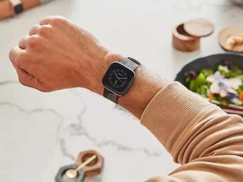 Обзор Fitbit Versa 2: основное внимание уделяется сну и отслеживанию физической активности в режиме реального времени.