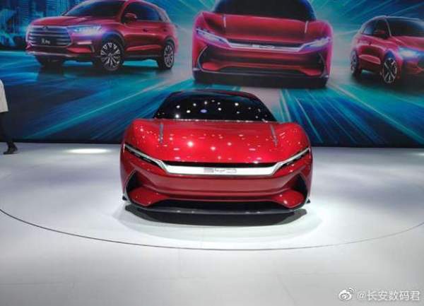 Huawei скоро представит умный экран для автомобилей под управлением ОС Hongmeng