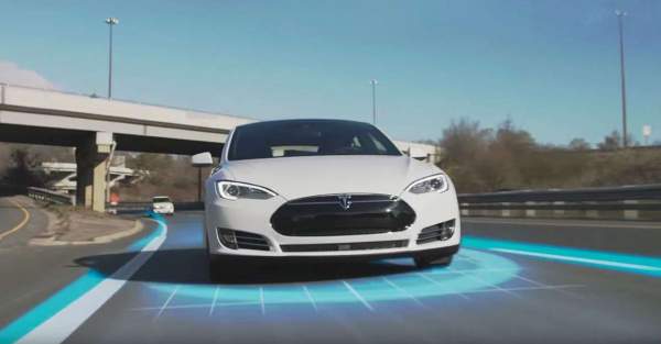 Tesla начинает рассылать обновление, активирующее полный автопилот